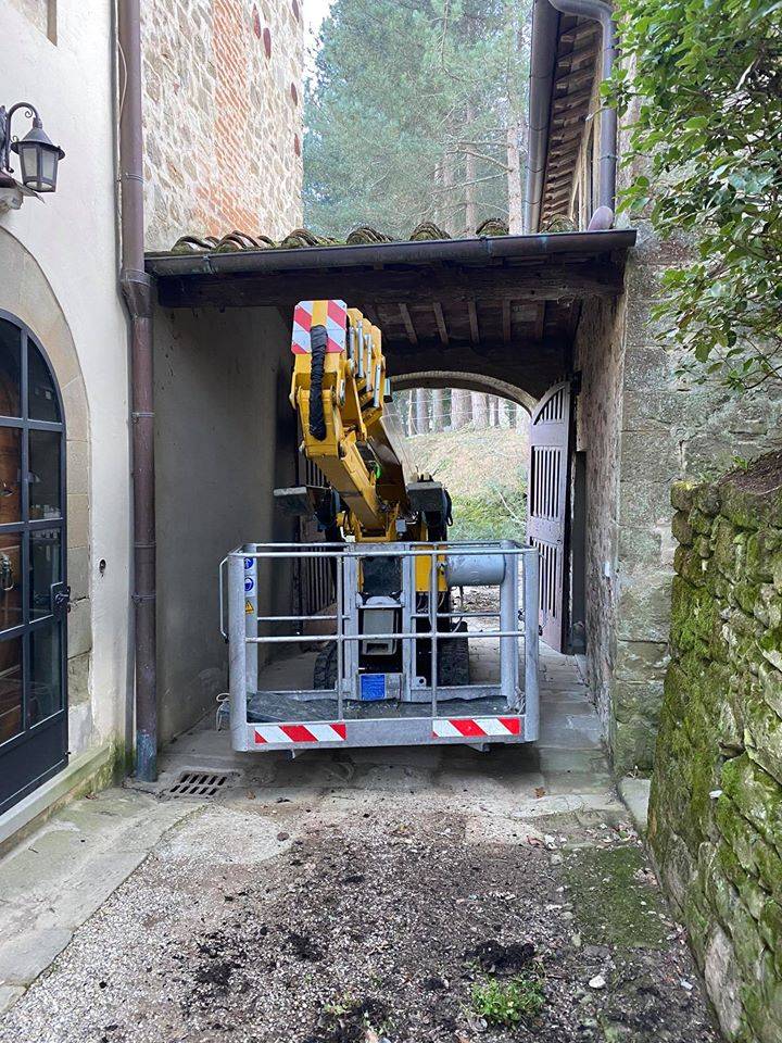 Piattaforma aerea per restauri