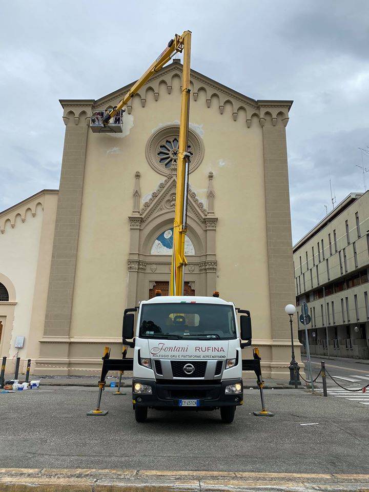 Piattaforma aerea per rifacimento facciate