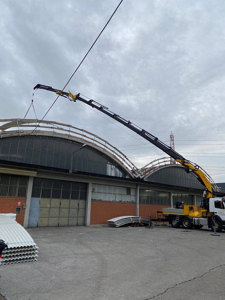 Autogru per rifacimento coperture