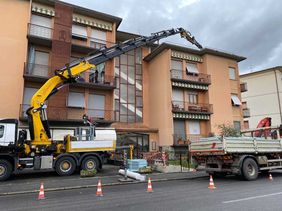 Noleggio gru riparazione balconi