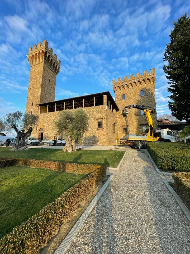 piattaforma aerea al lavoro