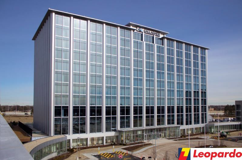 A large building with the word leopardo on it