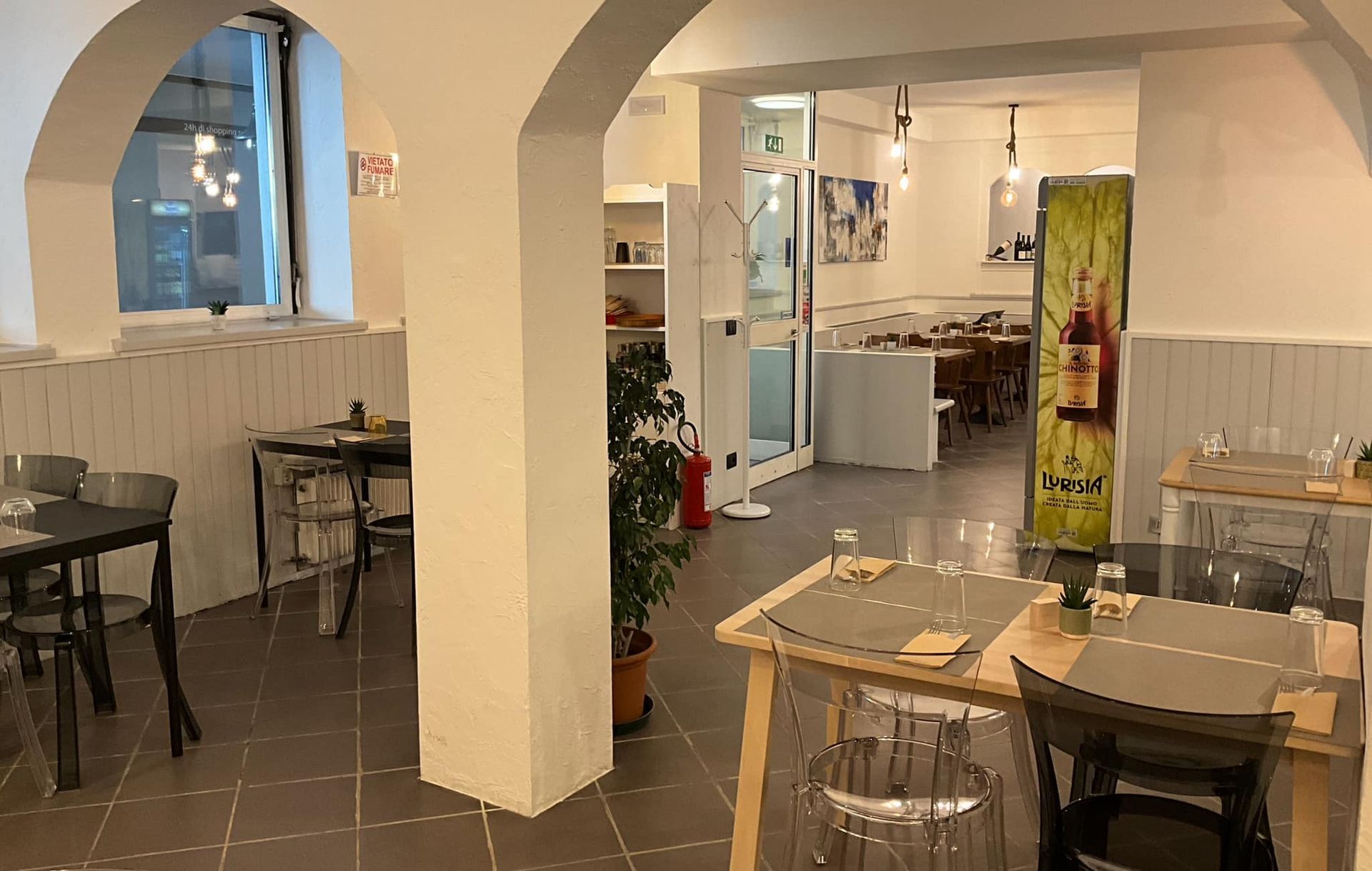 interno con tavoli e sedie