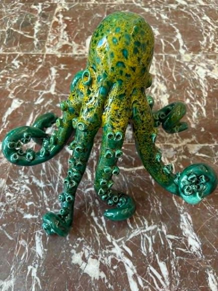 Decorazione murale raffigurante creature acquatiche: stelle marine, cavallucci marini, pesci e un polpo in vari colori.