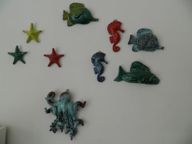 Decorazione murale raffigurante creature acquatiche: stelle marine, cavallucci marini, pesci e un polpo in vari colori.
