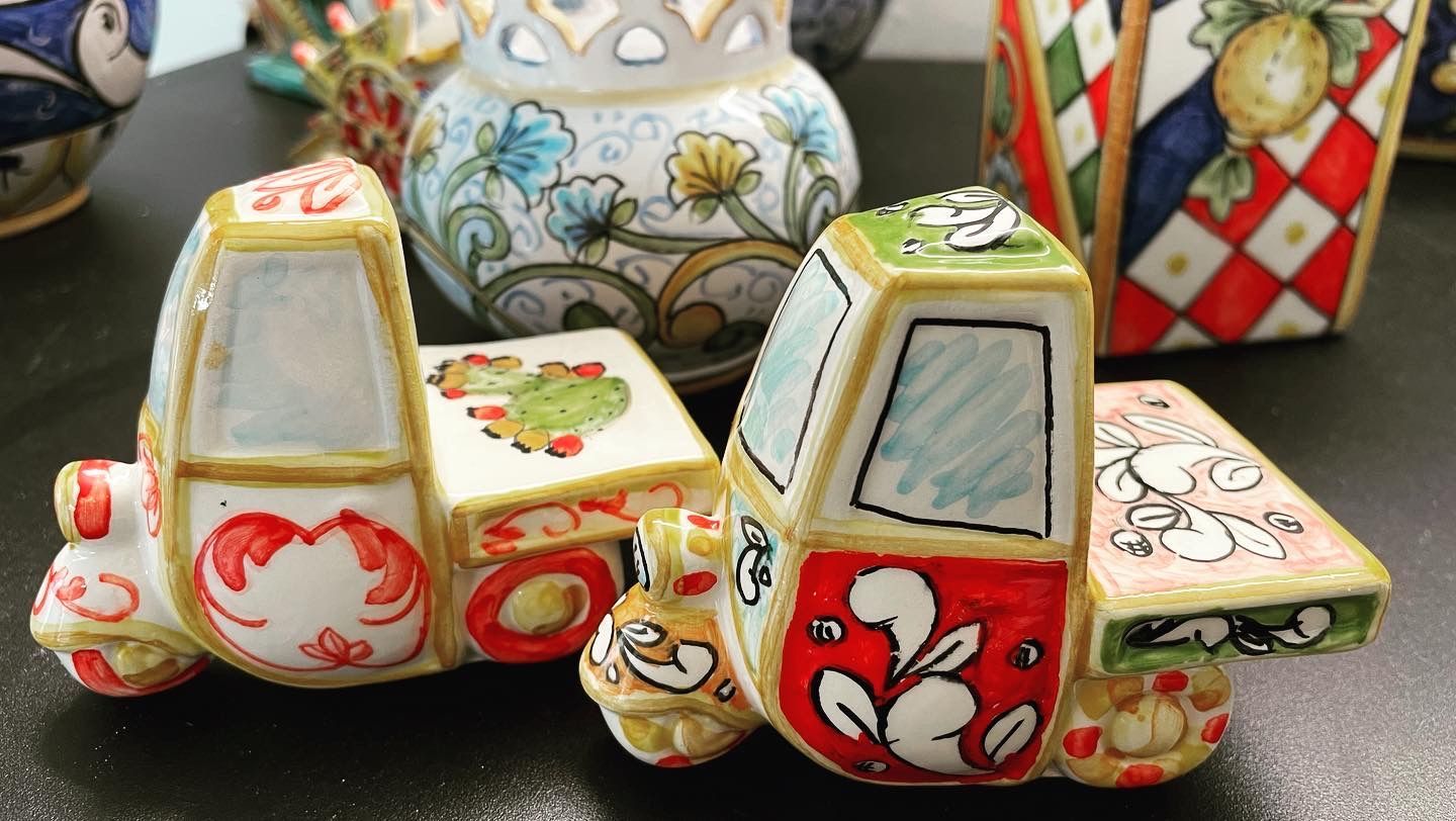 Tuk-tuk in ceramica, colorato e decorativo, con motivi floreali dipinti.