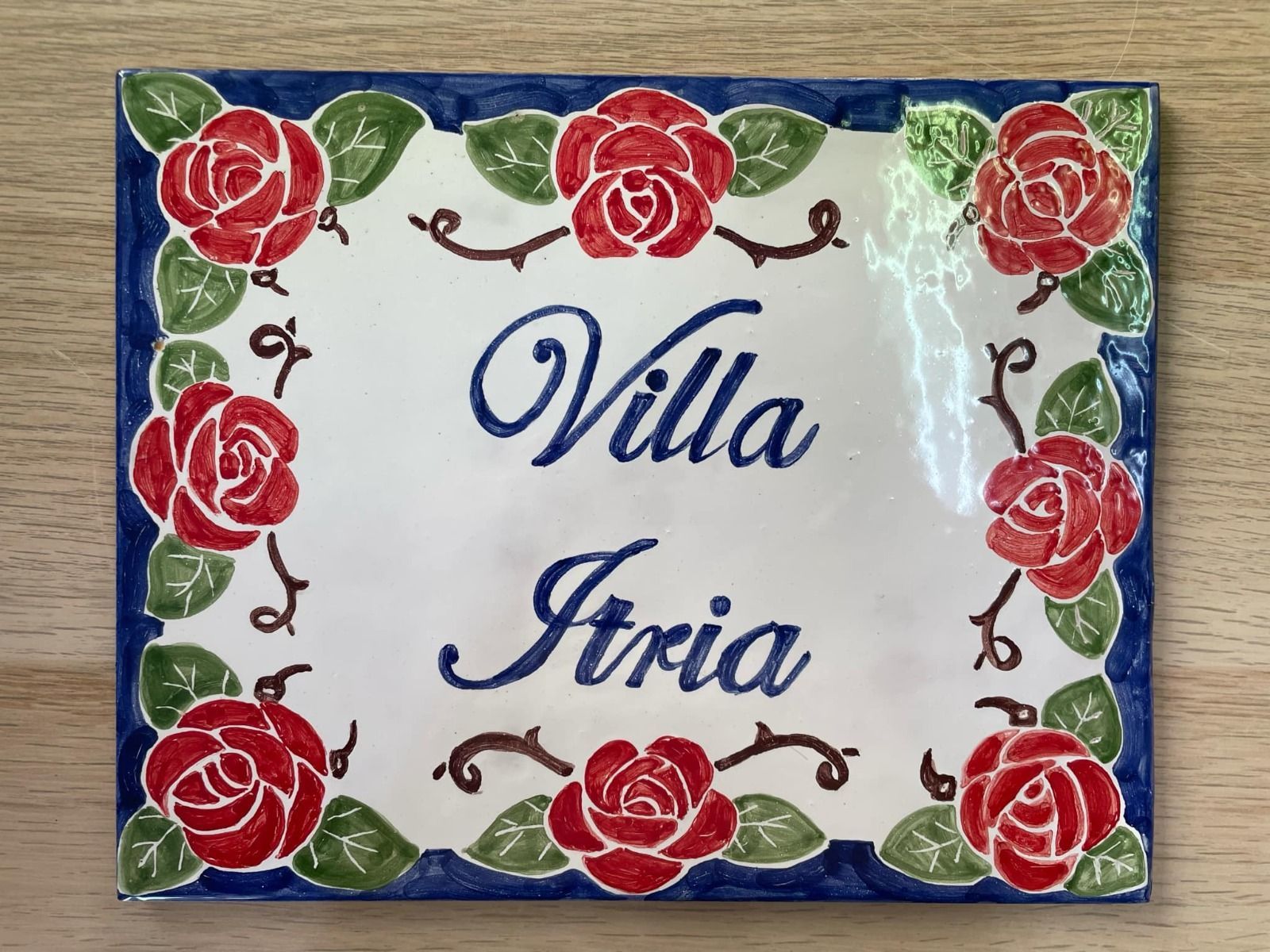 Insegna in ceramica con la scritta