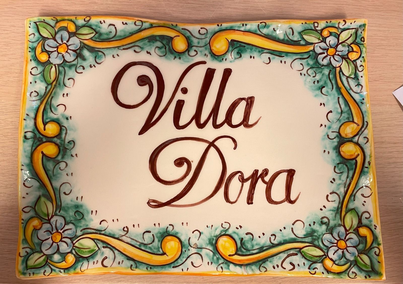 Insegna in ceramica dipinta a mano con la scritta