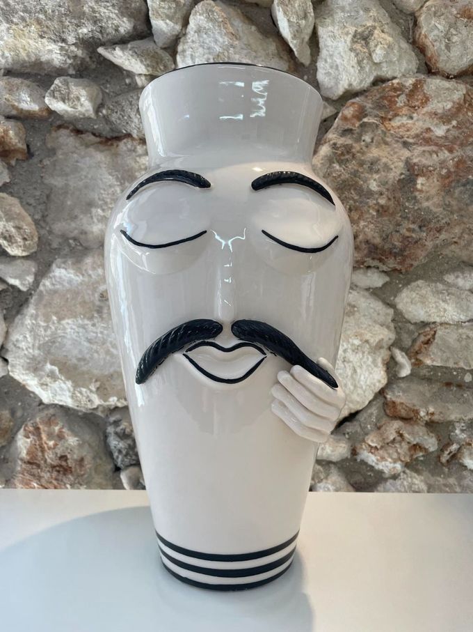 Trinacria in ceramica, simbolo della Sicilia, con testa di Medusa, tre gambe, motivi floreali colorati e la scritta 