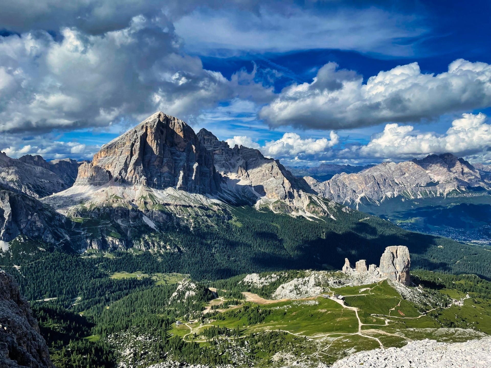 A view of a mountain range from the top of a mountain.