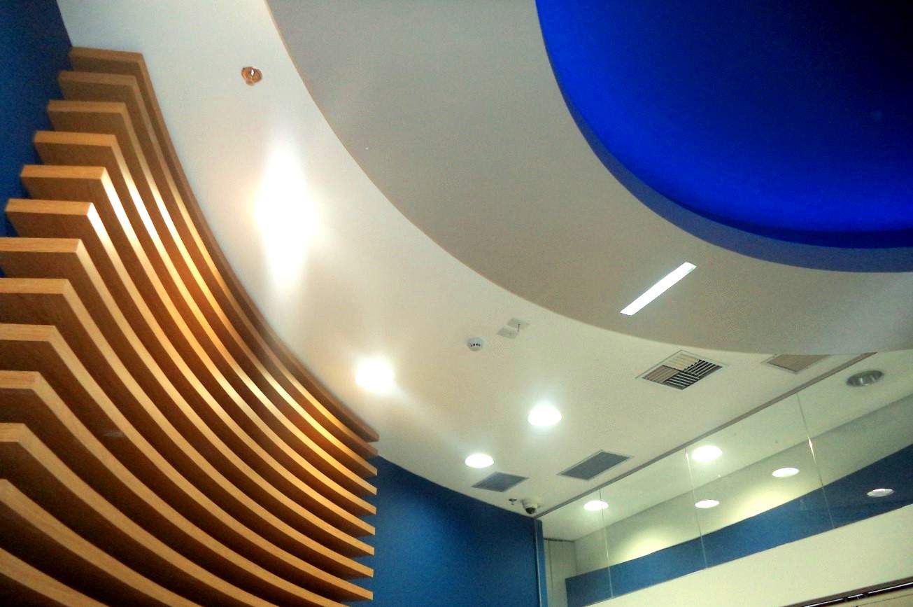 Uma sala com teto azul e parede de madeira