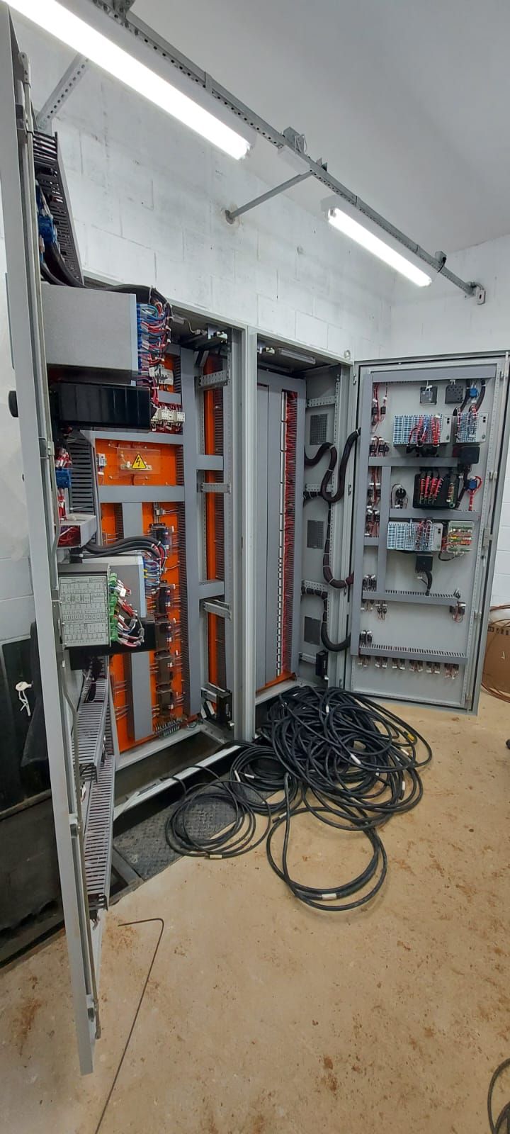Um monte de fios estão espalhados no chão de uma sala.