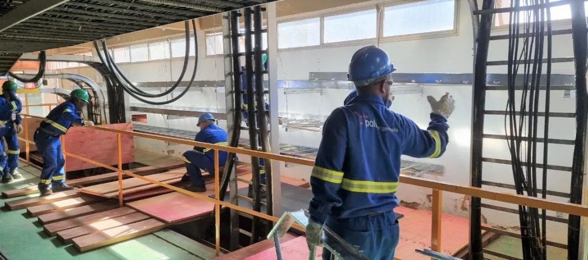 Um grupo de trabalhadores da construção civil está trabalhando em um prédio.