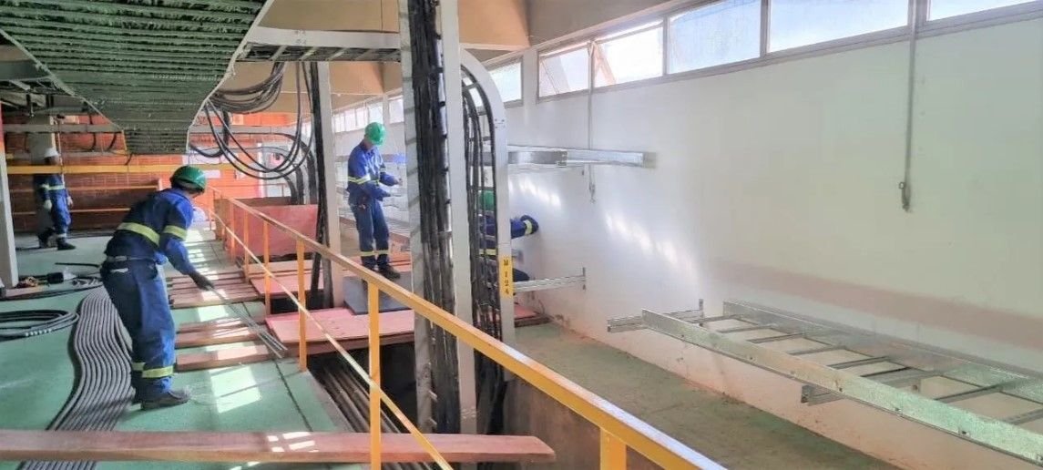 Um grupo de homens está trabalhando em uma fábrica.