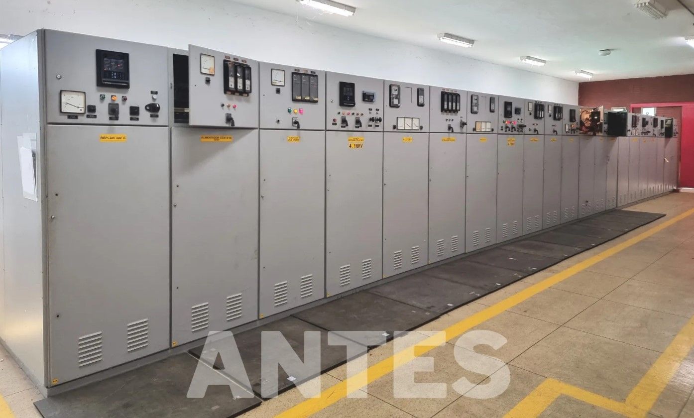Uma fileira de armários elétricos em uma sala com a palavra antes no chão.