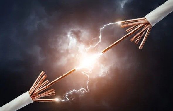 Um close de dois fios elétricos com raios saindo deles.