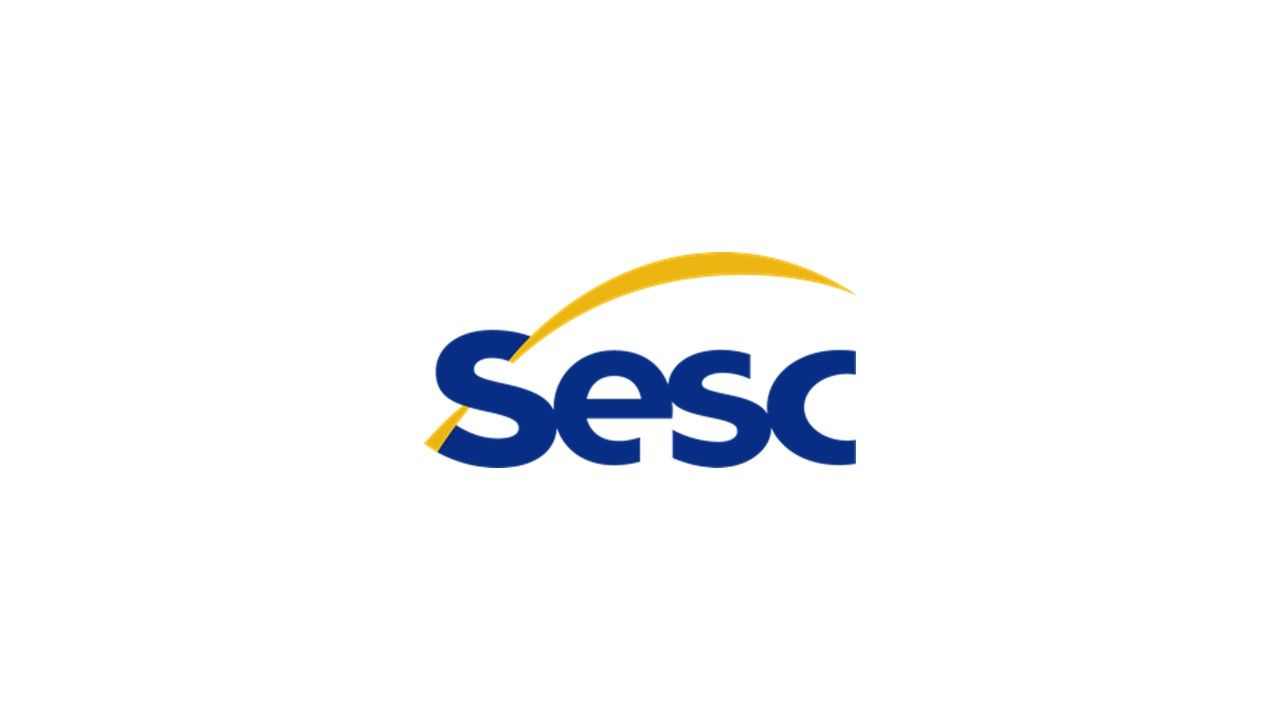 O logotipo do sesc é azul e amarelo em um fundo branco.