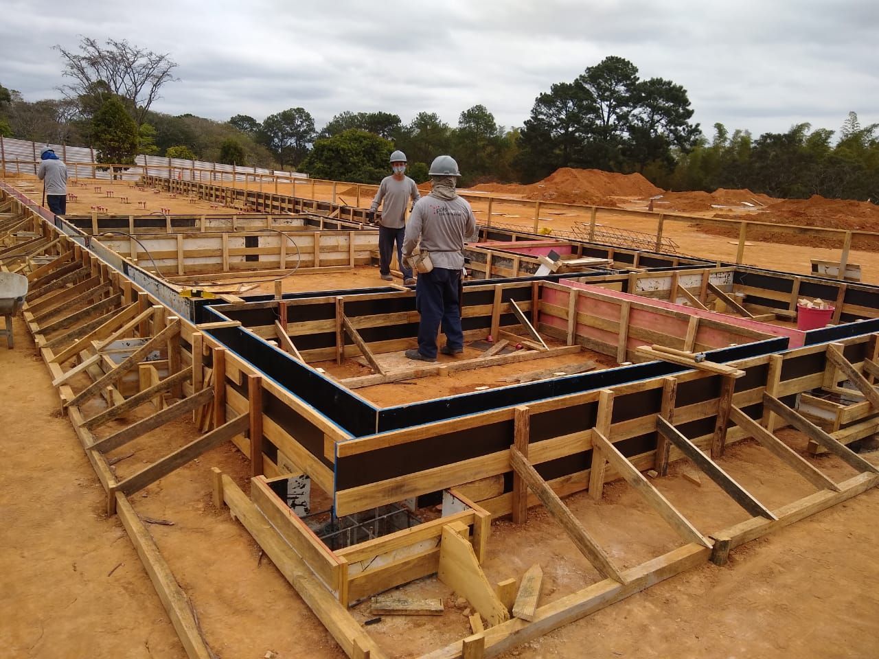 Um grupo de trabalhadores da construção civil está trabalhando em um canteiro de obras
