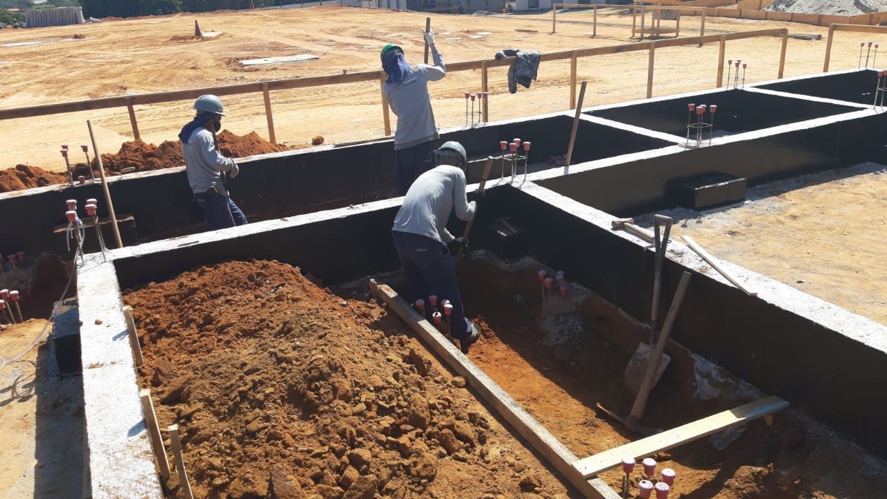 Um grupo de trabalhadores da construção civil está trabalhando em um canteiro de obras.