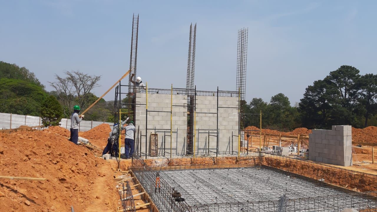 Um grupo de trabalhadores da construção civil está trabalhando em um prédio em construção.