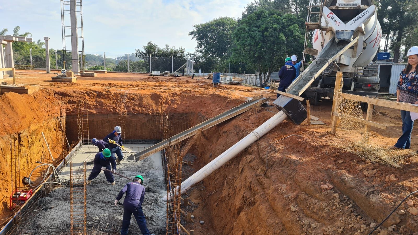 Um grupo de trabalhadores da construção civil está trabalhando em um canteiro de obras.