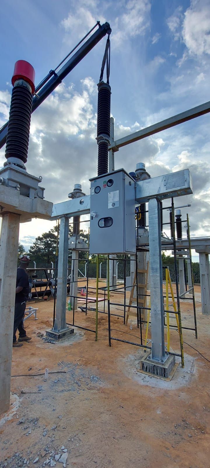 Um guindaste está levantando uma caixa em cima de uma linha de energia.