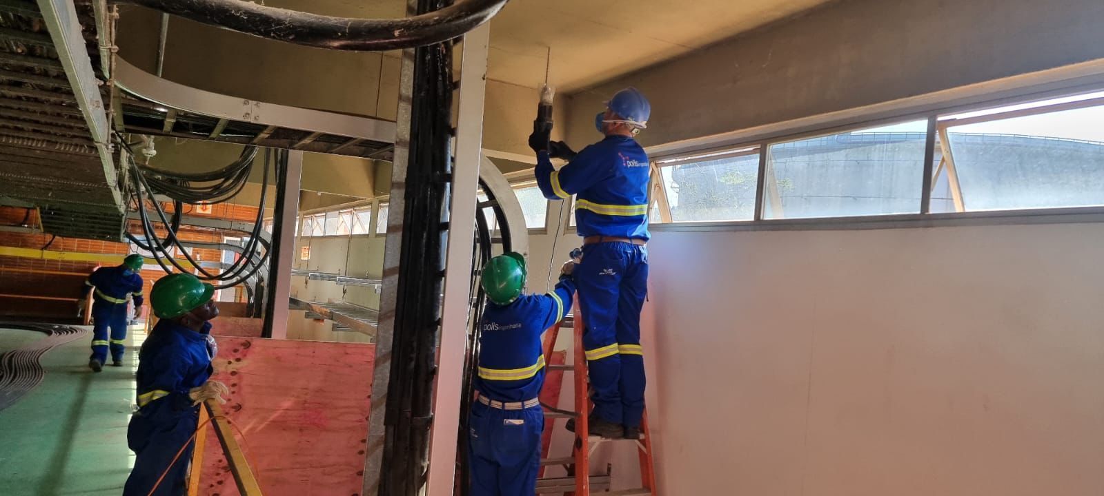 Um grupo de trabalhadores da construção civil está trabalhando em um prédio.