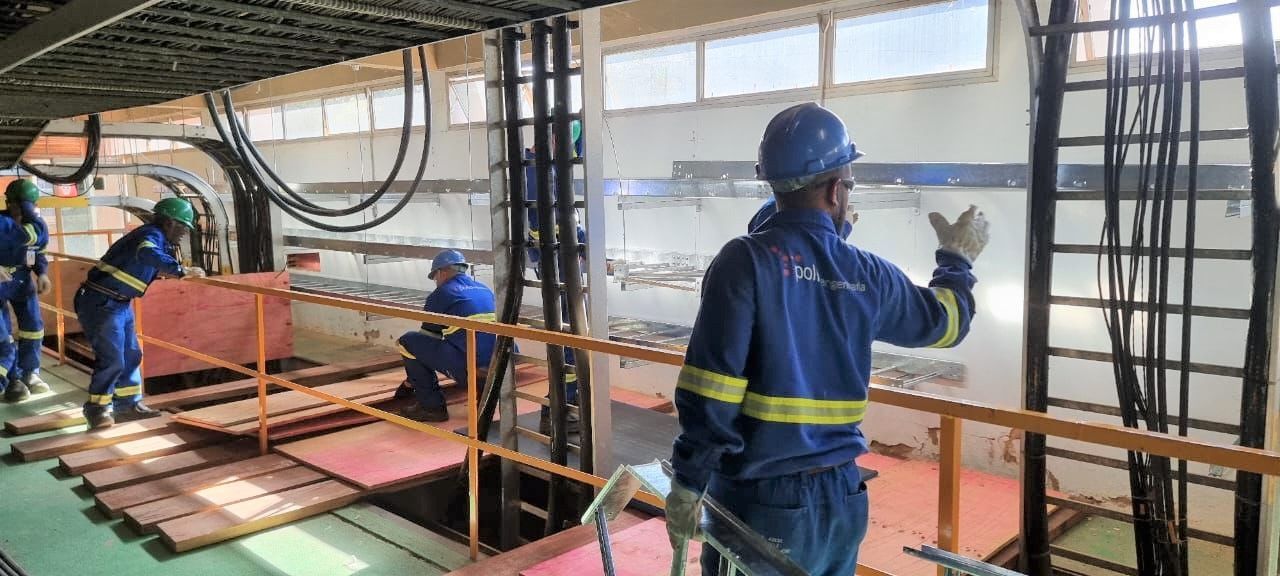 Um grupo de trabalhadores da construção civil está trabalhando em um prédio.