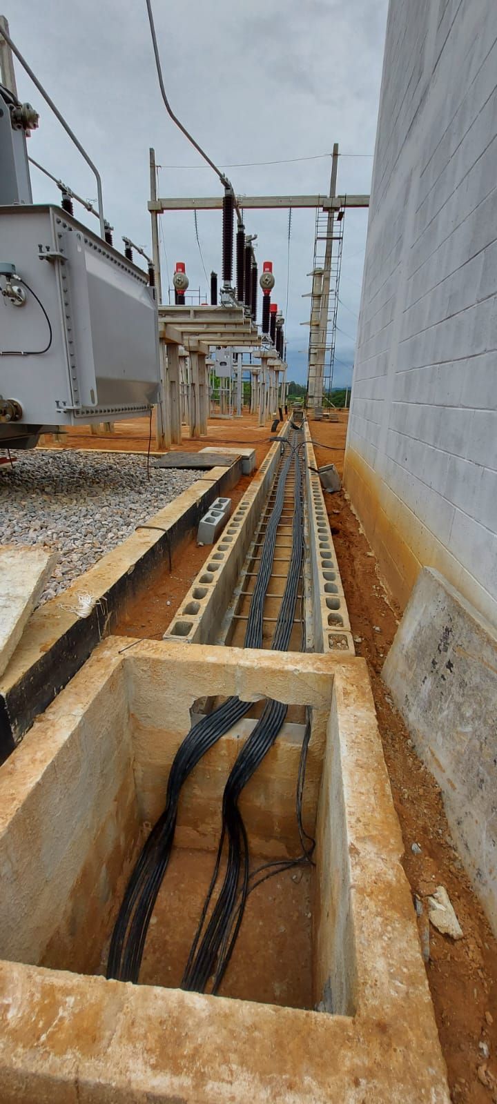 Um ralo de concreto com um monte de fios saindo dele.