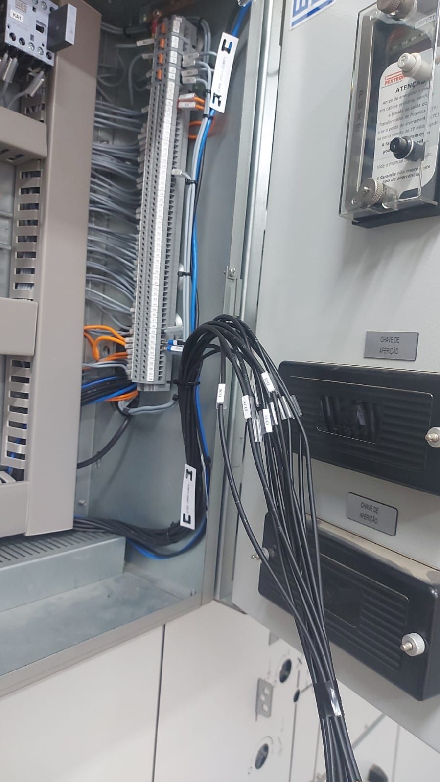 Um close de uma caixa elétrica com um monte de fios saindo dela.
