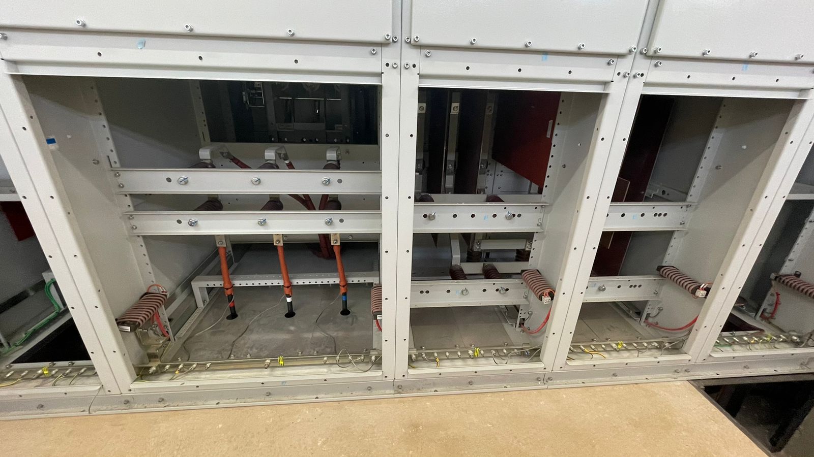 O interior de um prédio com muitos fios elétricos saindo dele.