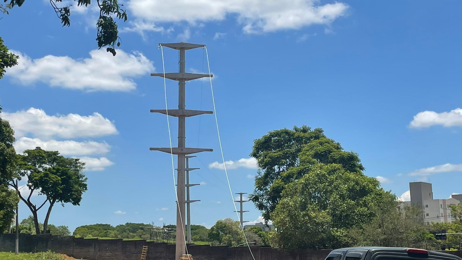 Um poste telefônico com um céu azul ao fundo