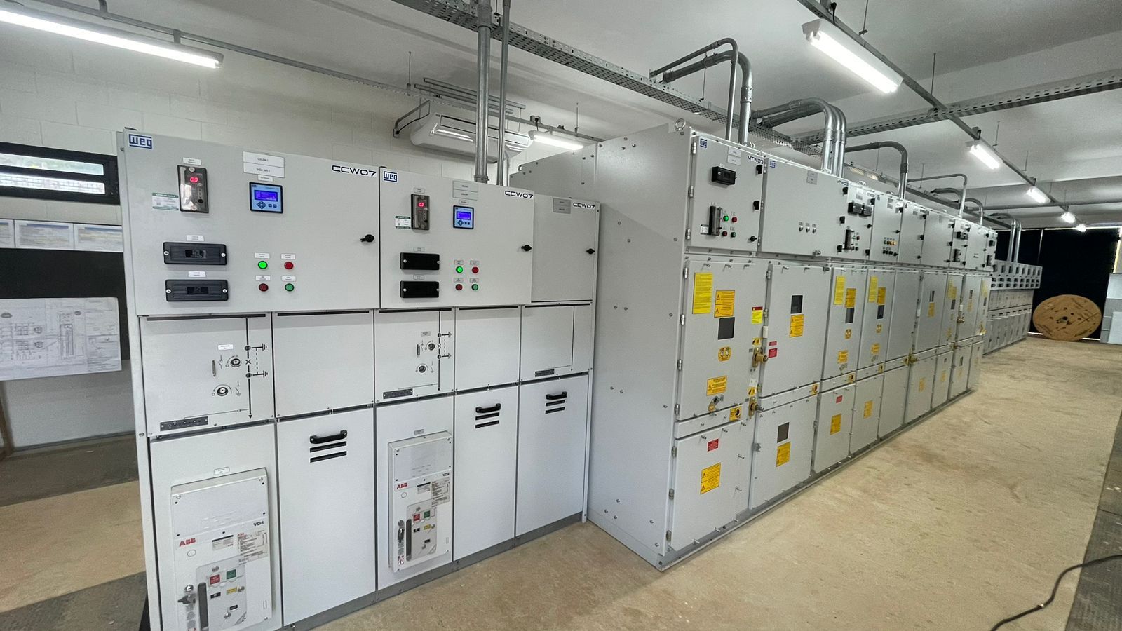Uma sala grande cheia de painéis elétricos.