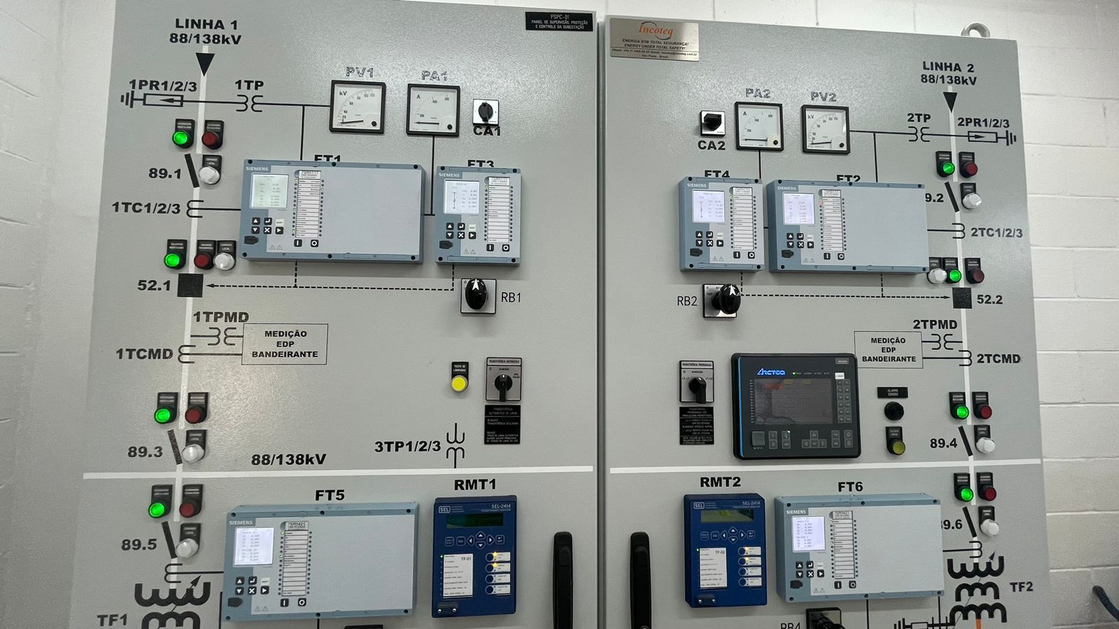 Um grande painel elétrico com muitos botões