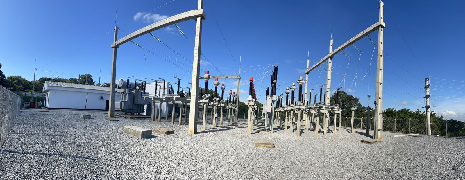 Uma vista panorâmica de uma usina elétrica com um céu azul ao fundo.