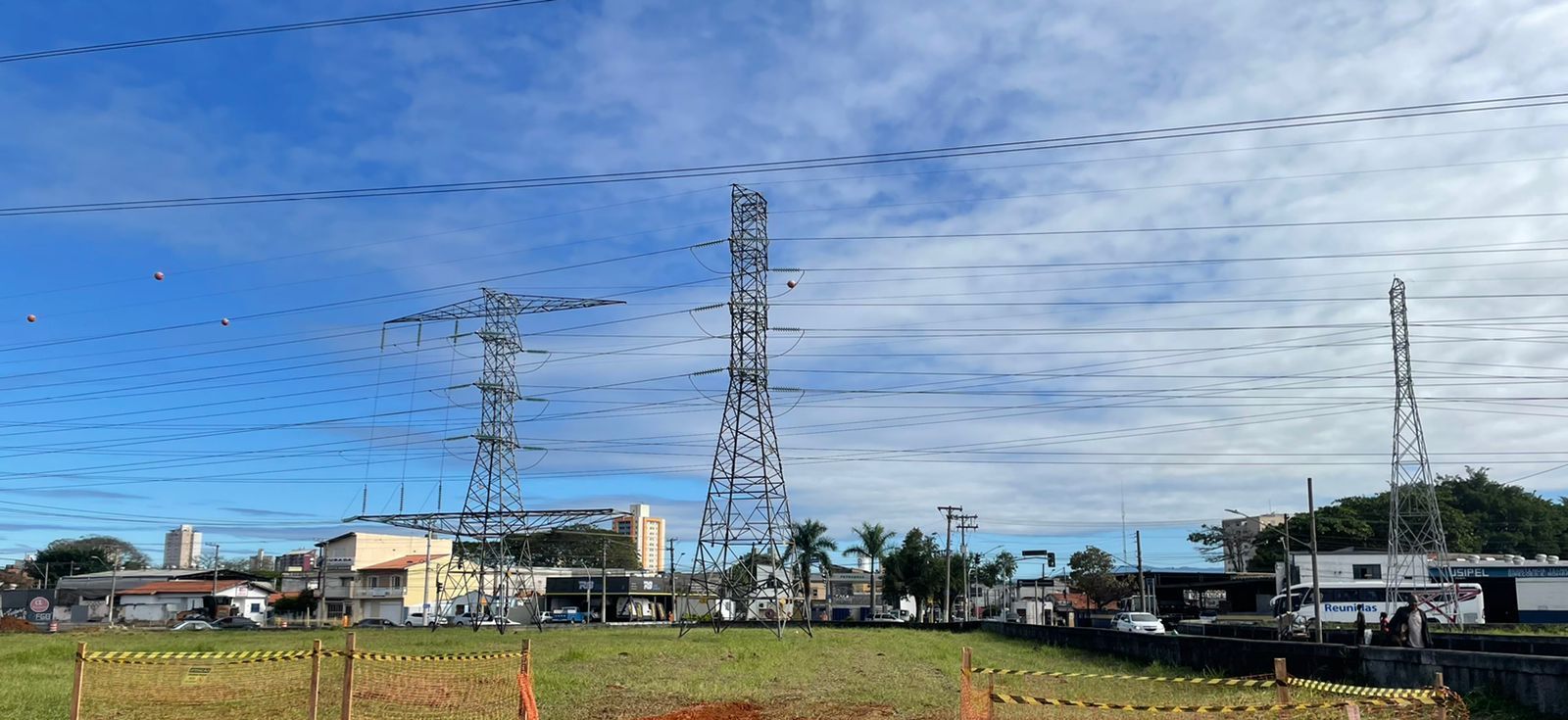 Um campo com muitas linhas de energia passando por ele