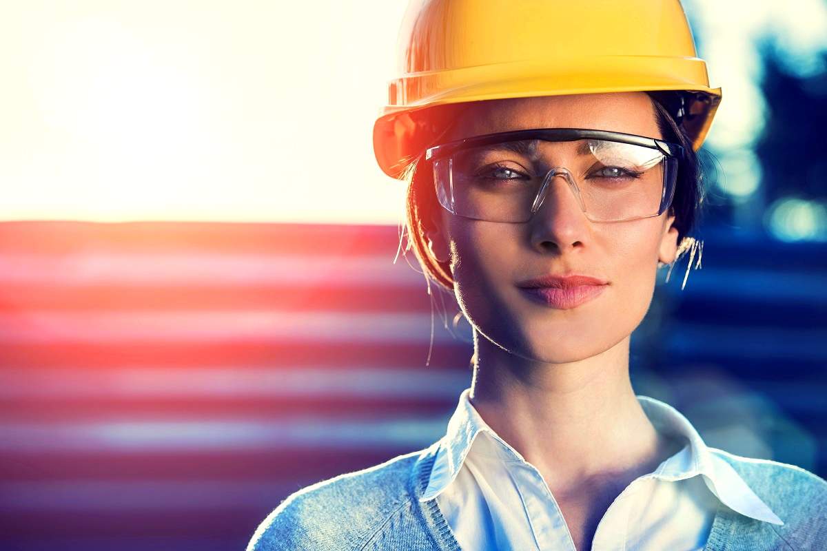 Uma mulher usando capacete e óculos de segurança.