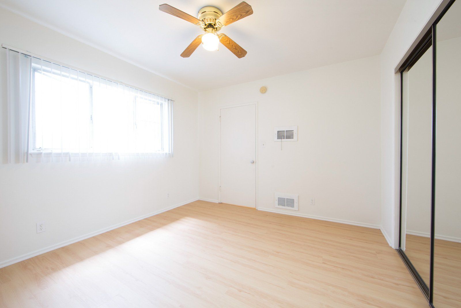 bedroom with large mirror closet and ceiling fan