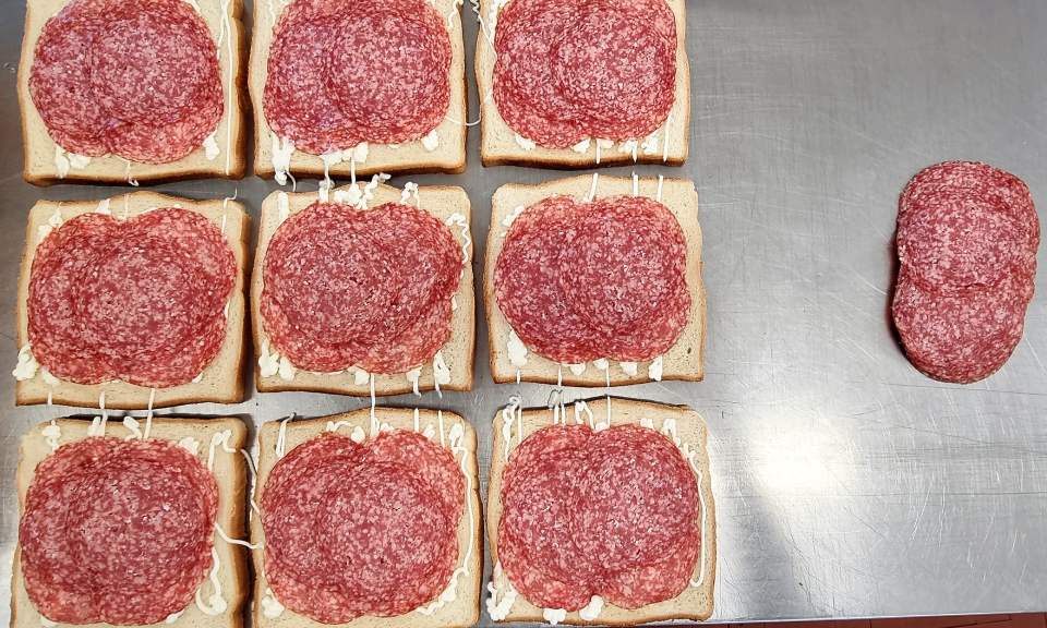 produzione toast e tramezzini farciti con salumi italiani
