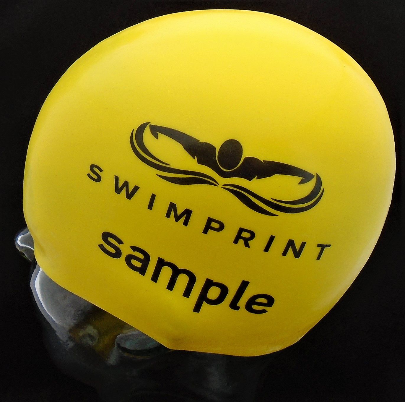 Eine gelbe Badekappe mit der Aufschrift „Swimprint Sample“