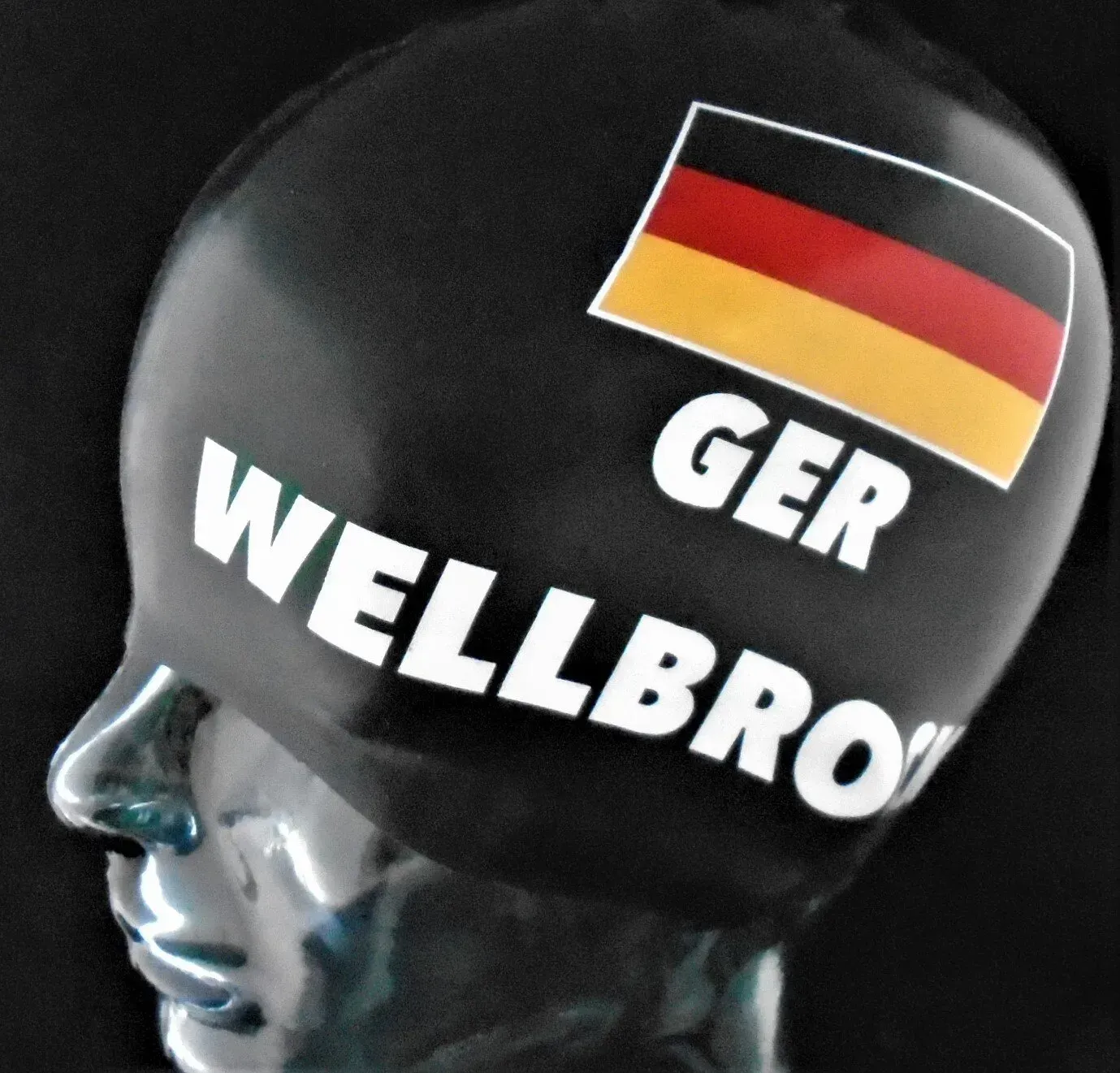 Eine schwarze Badekappe mit der Aufschrift „Wellbro“.