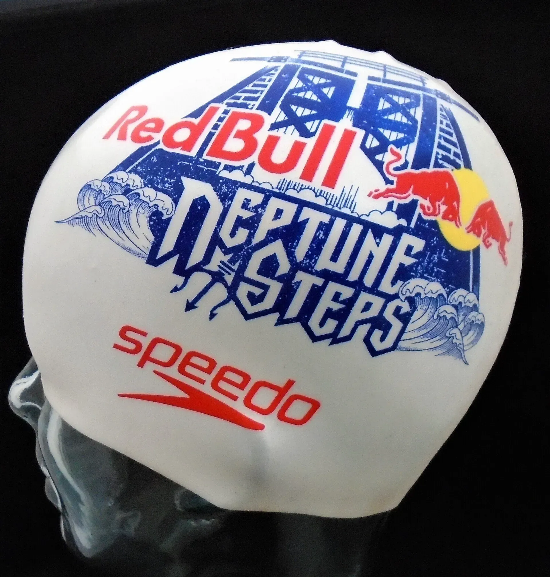 Eine Speedo-Badekappe mit der Aufschrift „Red Bull“.