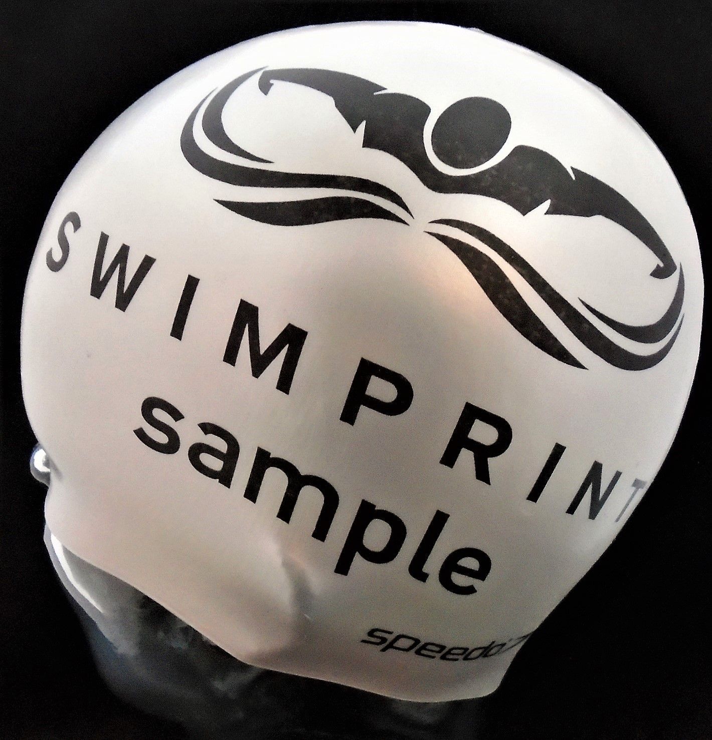 Eine weiße Badekappe mit der Aufschrift „Swimprint Sample“
