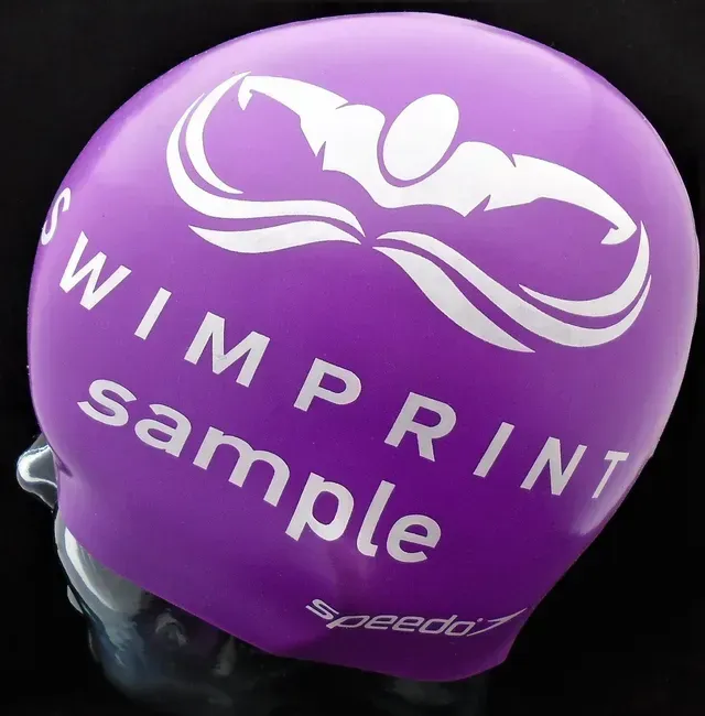 Eine lila Badekappe mit der Aufschrift „Swimprint Sample“.
