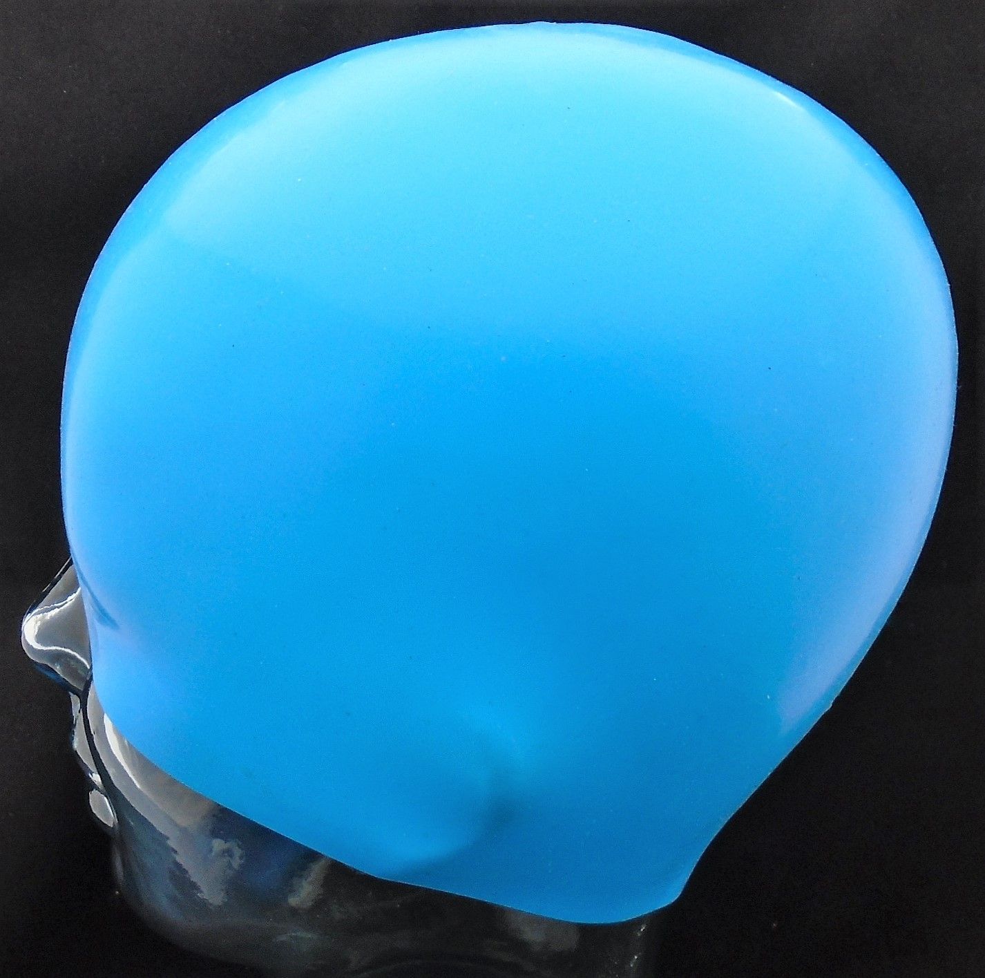 Eine blaue Badekappe ist auf einem Schaufensterpuppenkopf