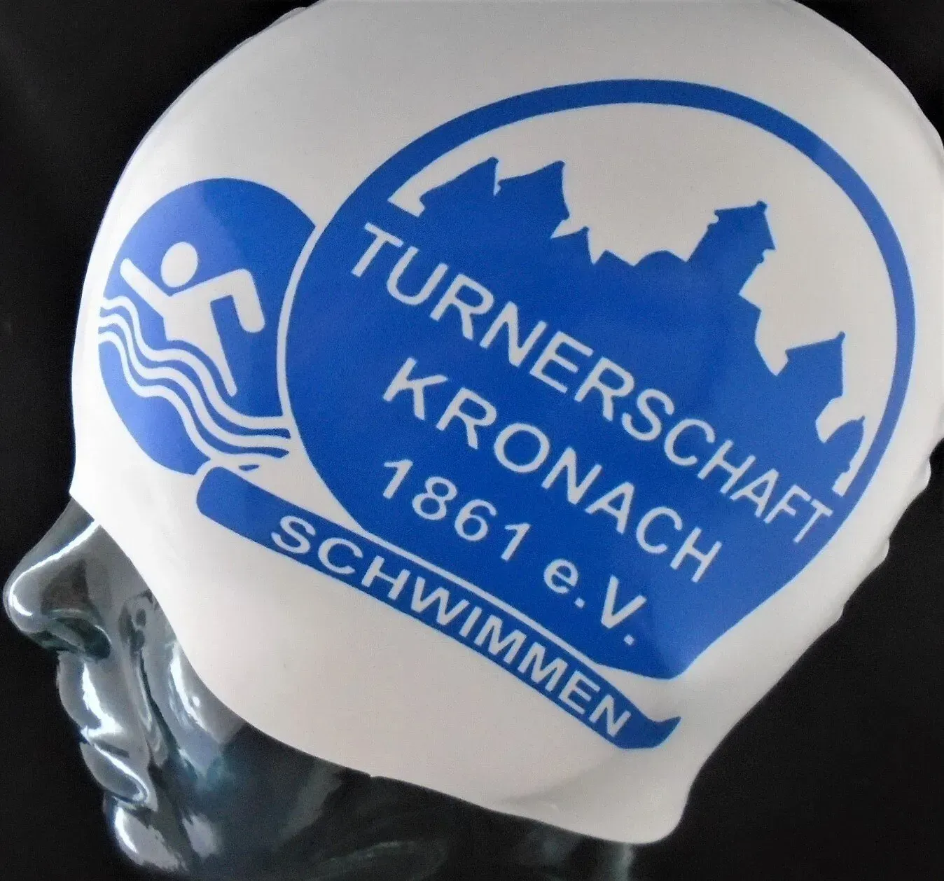 Eine Badekappe mit der Aufschrift „turnerschaft kronach 1861 ev“.