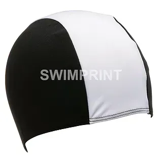 Eine schwarz-weiße Badekappe mit dem Aufdruck „Swim“.