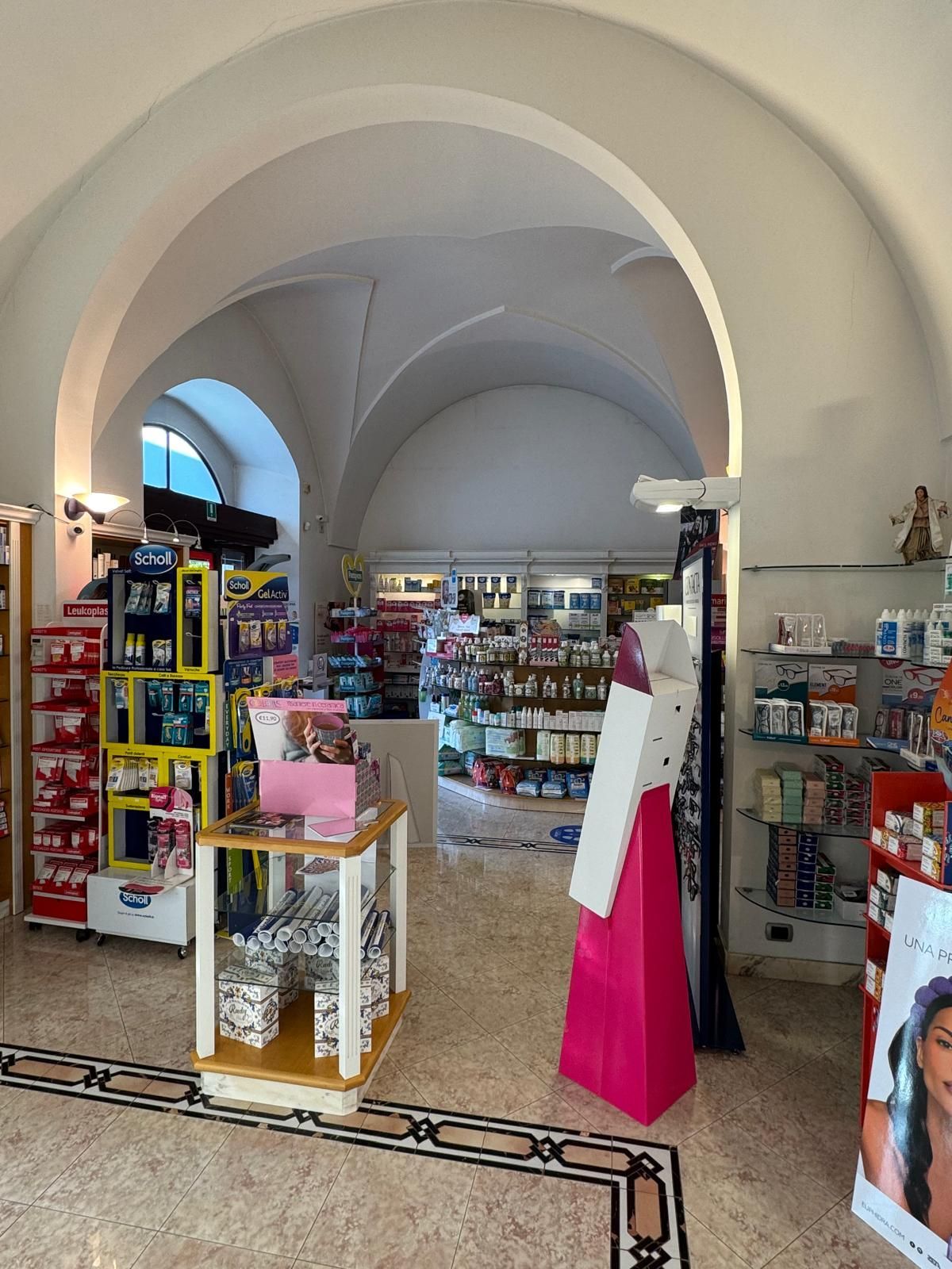 Un negozio pieno di tanti prodotti, incluso un espositore rosa