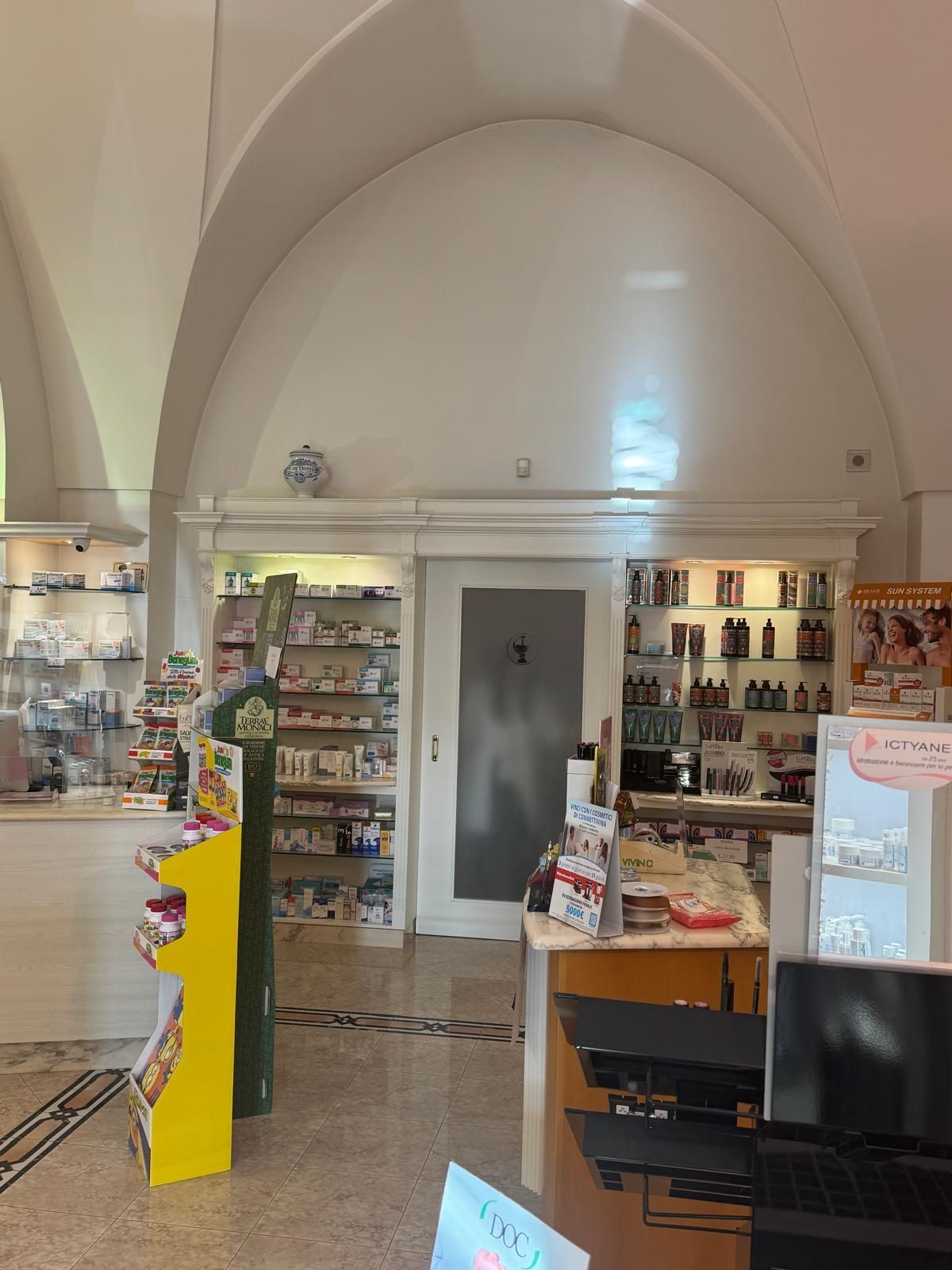 L'interno di una farmacia con un grande soffitto a volta