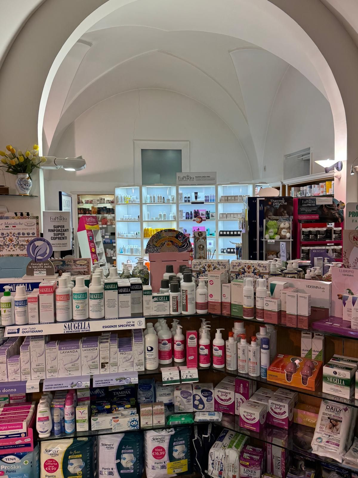 L'interno di una farmacia piena di prodotti.